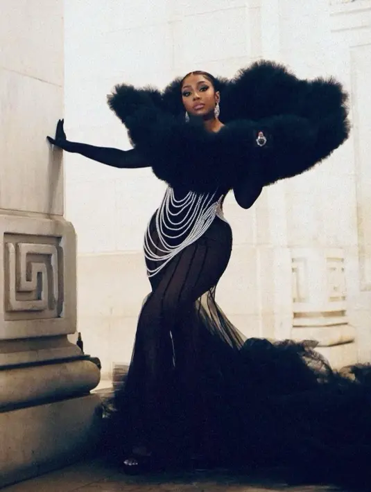 Yung Miami debut dengan penampilan dramatis, mengenakan gaun dengan tulle tinggi di dada. Serta dihiasi aksen mutiara, sesuai ciri khas dari Karl Lagerfeld. [Foto: IG/yungmiami305].