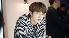 Anggota tertua BTS, Kim Seok-jin adalah salah satu anggota yang punya visual tampan dan proporsi tubuh yang tinggi. 6 tahun berkarier bersama 6 anggota lainnya di BTS, Jin menepati posisi sebagai vokalis. (Liputan6/Twitter/@BTS_official)