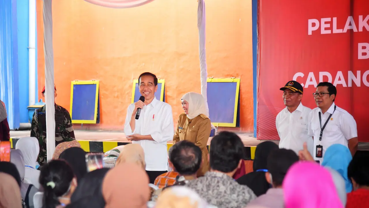 Presiden Joko Widodo atau Jokowi saat membagikan bantuan pangan cadangan beras pemerintah (CBP) kepada sejumlah penerima manfaat.