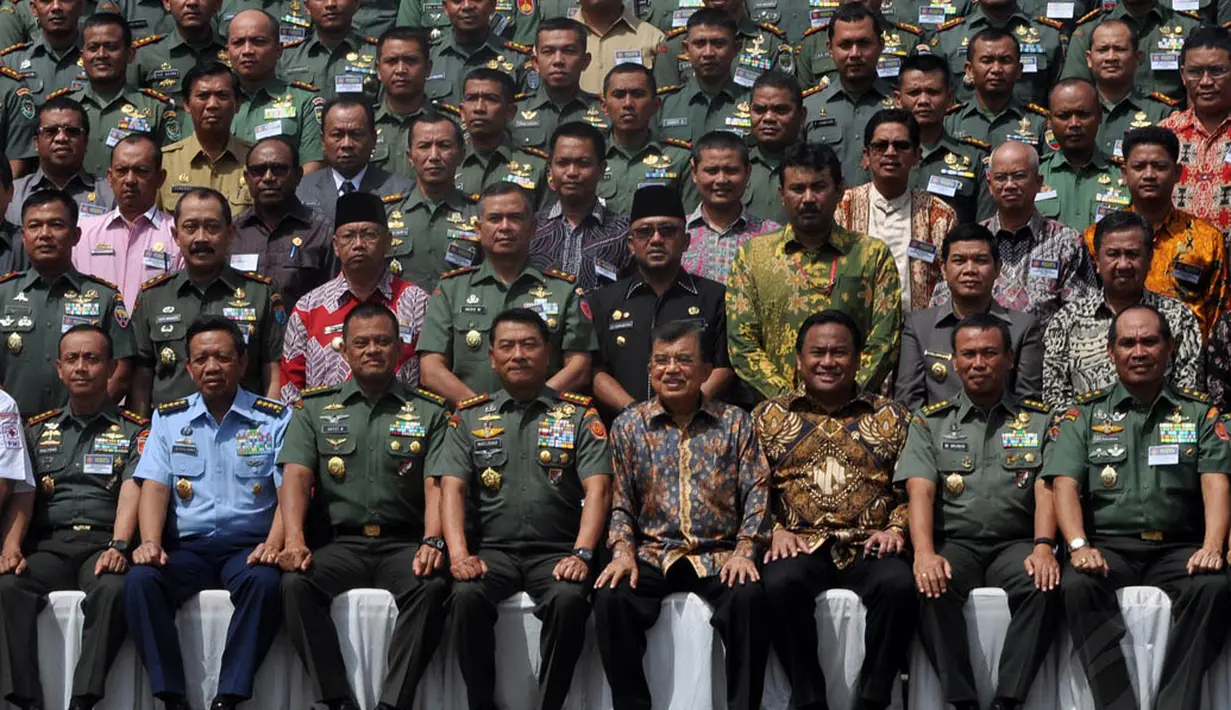 Panglima TNI Jenderal TNI Moeldoko (keempat dari kiri) dan Ketua Umum PMI, Jusuf Kalla berfoto bersama usai penandatanganan MoU, Jakarta, Kamis (10/12/2014). (Liputan6.com/Miftahul Hayat)