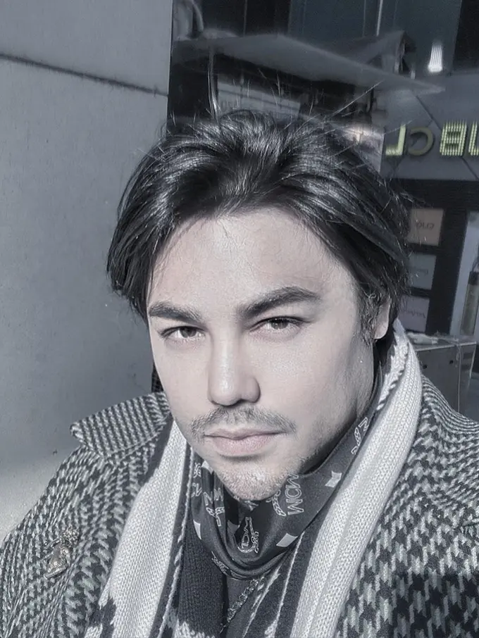 6 Potret Terbaru Ivan Gunawan, Bak Bintang Hollywood dan Bikin Pangling