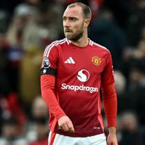 Gelandang Manchester United asal Denmark bernomor punggung 14, Christian Eriksen, bereaksi di akhir pertandingan Liga Primer Inggris antara Manchester United dan Crystal Palace di Old Trafford di Manchester, Inggris barat laut, pada tanggal 2 Februari 2025. Crystal Palace menang 2-0 atas Manchester United. (Paul ELLIS/AFP)