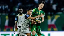 Bek kanan Persija Jakarta, Rio Fahmi menjaga dengan ketat winger Persebaya Surabaya, Bruno Moreira dalam laga pekan kesembilan BRI Super League 2025/2026 di Stadion Gelora Bung Tomo, Surabaya, Jawa Timur, Sabtu (18/9/2025) malam. (Dok. Persebaya)