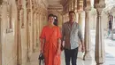 Penyanyi Raisa Andriana dan Hamish Daud berjalan menikmati keindahan bangunan-bangunan kota di India. Sejak menikah beberapa bulan lalu, pasangan ini tampak menikmati momen liburan ke berbagai tempat bersama. (Instagram/raisa6690)
