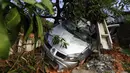 Sebuah mobil terkubur dalam lumpur setelah tanah longsor yang disebabkan oleh hujan lebat di Belo Horizonte, Brasil (27/1/2020). Lebih dari 30.000 orang terlantar akibat hujan lebat di Brasil tenggara yang juga menewaskan lebih dari 50 orang. (AP Photo/Gustavo Andrade)