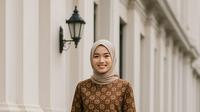 Tunik Batik A-Line Motif Kawung Lengan Lonceng yang Bisa Membuat Penggunanya Tampak Ramping