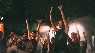 Lirik Lagu Kill The Dj Ora Minggir Tabrak News Entertainment Fimela Com Bergerak makan, mengecil menggigit, sikutan cakaran, rebah berbaring. lirik lagu kill the dj ora minggir