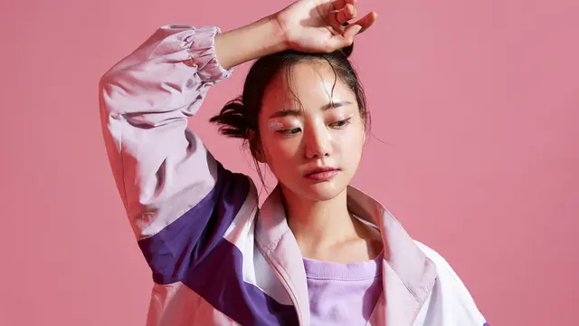 Kombinasikan Gelang Berlian dengan Bomber Jacket