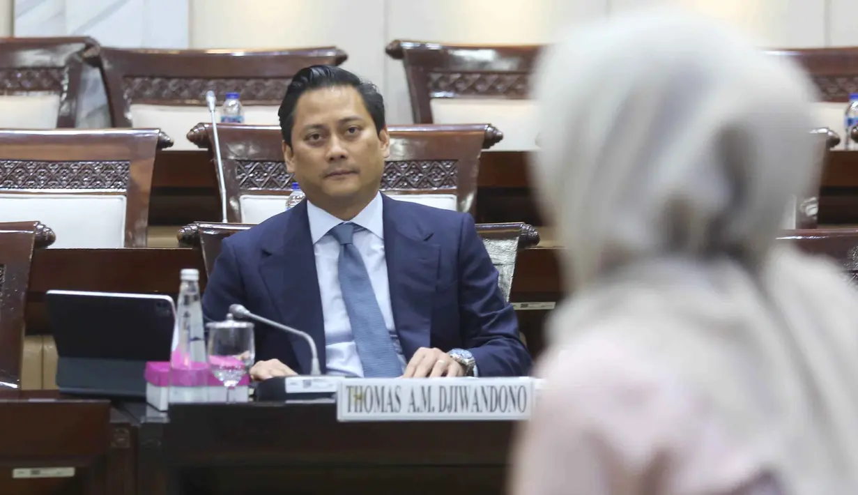 Sebelumnya, Komisi XI DPR RI melakukan uji uji kelayakan dan kepatutan para calon Deputi Gubernur Bank Indonesia (BI) pada Sabtu (23/1/2026) dan Senin (26/1/2026). Tampak dalam foto, Wakil Menteri Keuangan yang juga Calon Deputi Gubernur Bank Indonesia, Thomas Djiwandono saat mengikuti uji kelayakan dan kepatutan di ruang Komisi XI Dewan Perwakilan Rakyat Republik Indonesia di Kompleks Parlemen, Senayan, Jakarta, Senin (26/1/2026). (Merdeka.com/Arie Basuki)