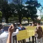 Para jurnalis di Kabupaten Merangin Jambi menggelar aksi solidaritas, untuk menuntut aparat kepolisian menindaktegas pelaku penganiayaan terhadap dua orang jurnalis di Kabupaten Merangin Jambi (Liputan6.com / Nefri Inge)