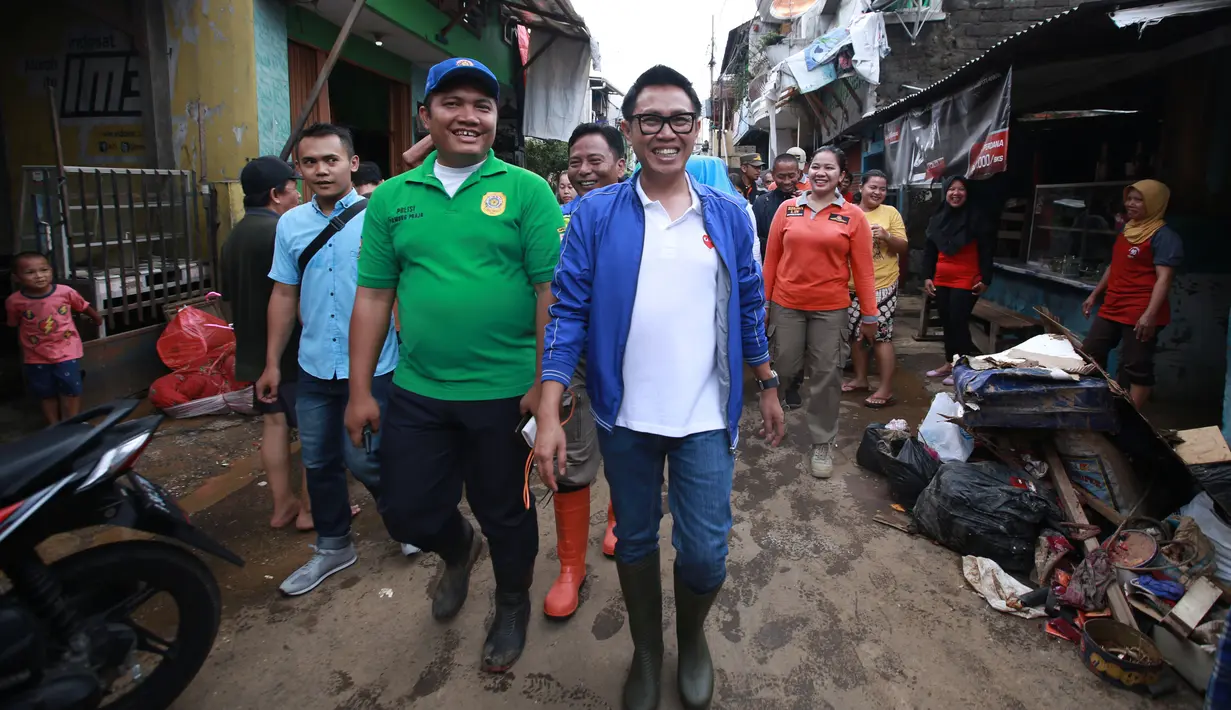 Eko Patrio sambangi korban banjir di Bidara Cina, Jakarta Timur Jumat (03/01/2020). (Foto: Deki Prayoga/Dream)