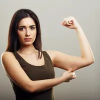 Ilustrasi cara mengurangi lemak di lengan. (c)&nbsp;dundanim/Depositphotos.com