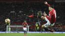 Striker Manchester United, Zlatan Ibrahimovic, melepaskan tendangan saat pertandingan melawan Newcastle United pada laga Premier League di Stadion Old Trafford, Sabtu (18/11/2017). Manchester United menang 4-1 atas Newcastle United. (AFP/Oli Scarff)