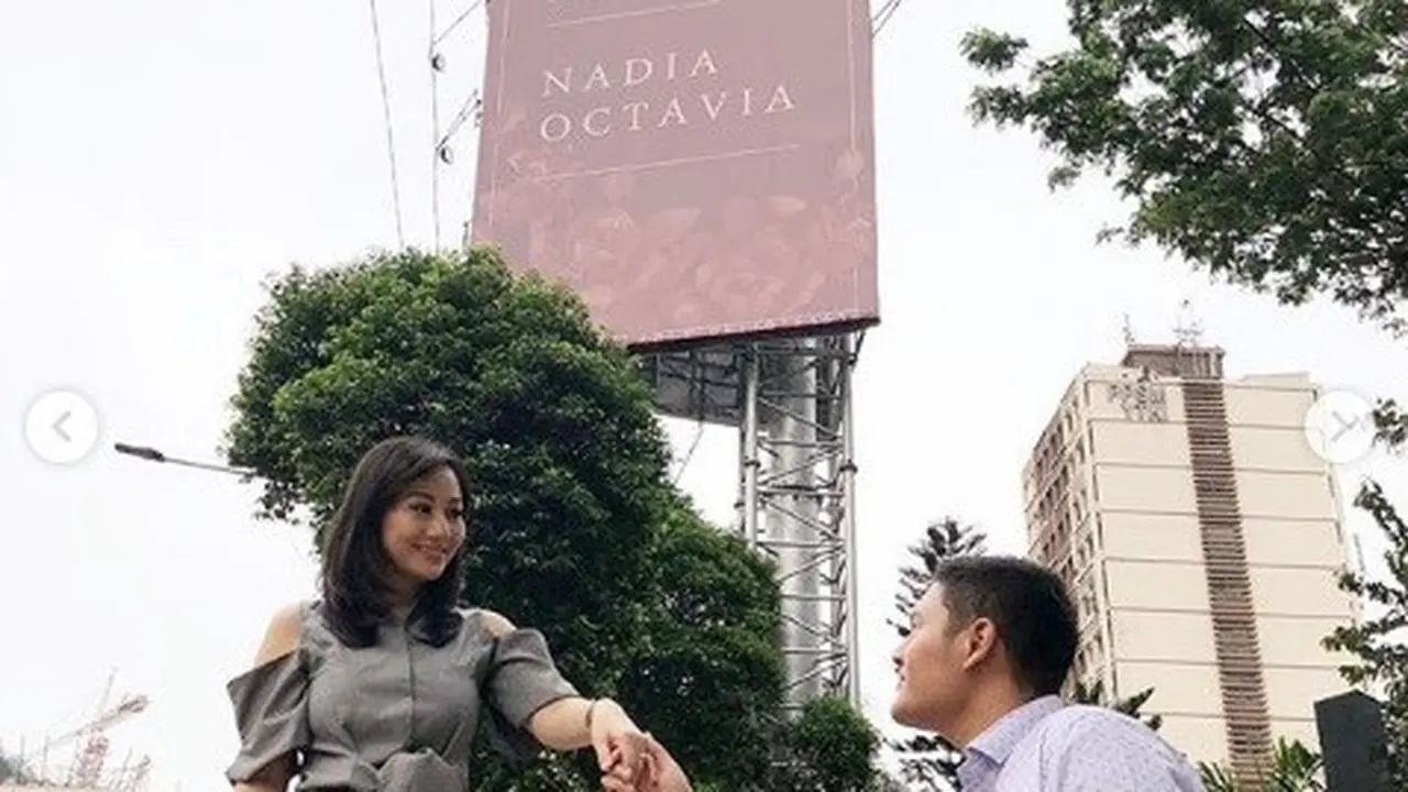 dilamar pakai baliho (foto: instagram/@nadia.oct)