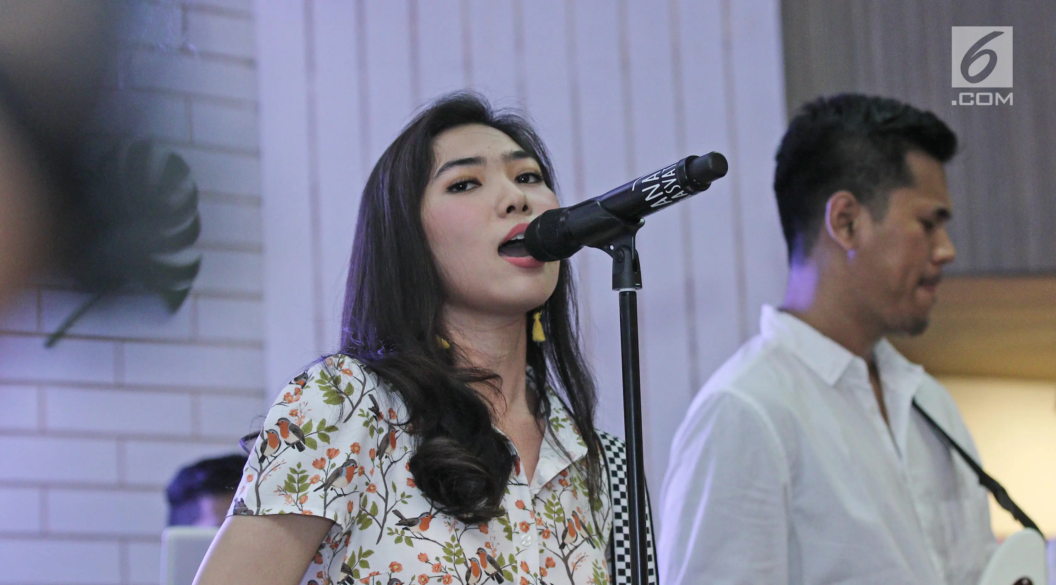 Penyanyi Isyana Sarasvati saat jumpa pers launching album yang bertajuk 