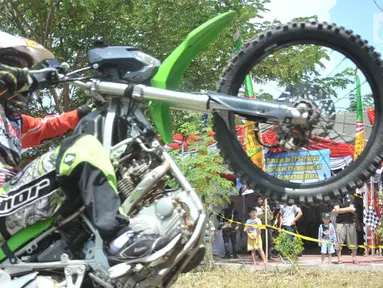 Warga menyaksikan para trabas-er balapan di TPS 6  Kelurahan Panggung Lor,  Kota Semarang,  Rabu (17/4). TPS tersebut mengangkat tema trail trabas agar menghibur warga dengan aksi balapan saat melakukan hak pilih di pemilu 2019. (Liputan6.com/Gholib)