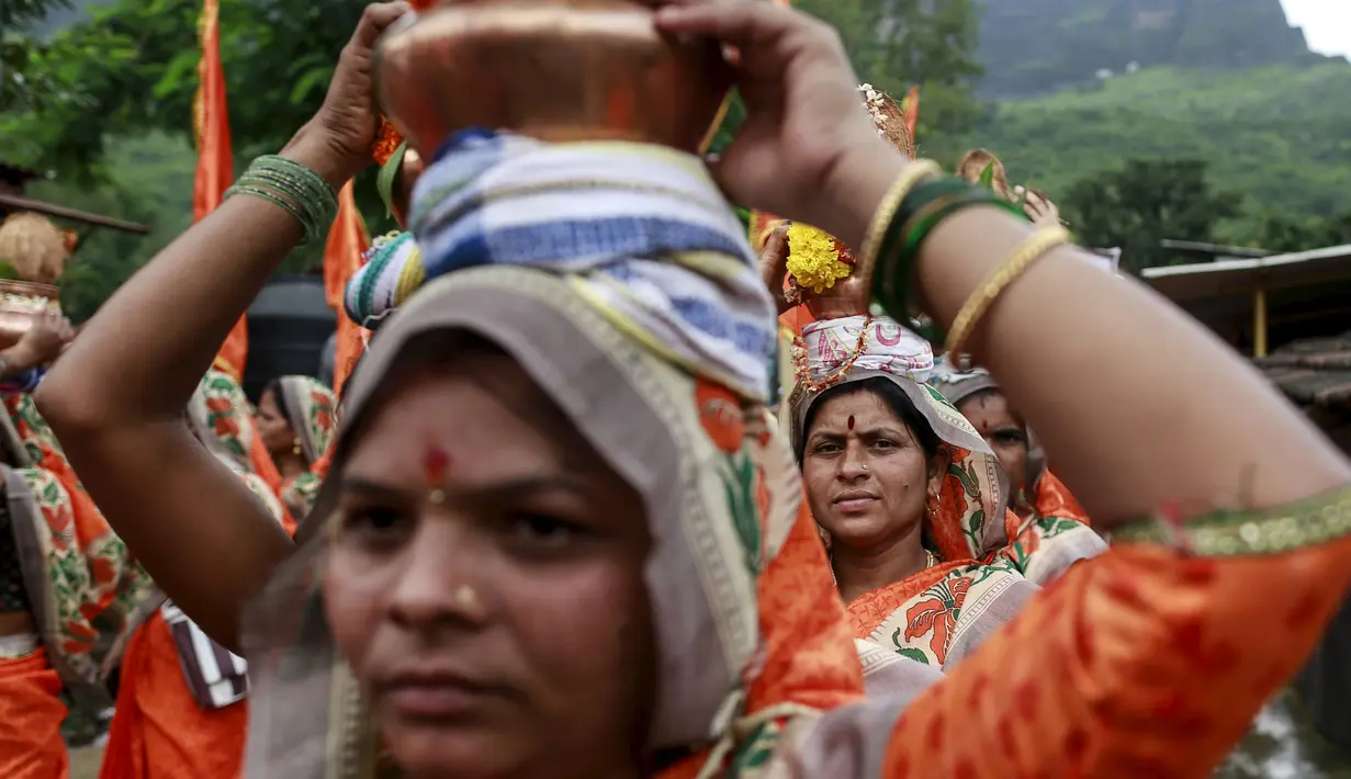 Sejumlah wanita membawa kendi logam selama parade Kumbh Mela atau Festival Pitcher di Trimbakeshwar, India, Selasa (18/8/2015). Festival ini berlangsung sebanyak empat kali setiap 12 tahun di empat lokasi berbeda di India. (REUTERS/Danish Siddiqui)