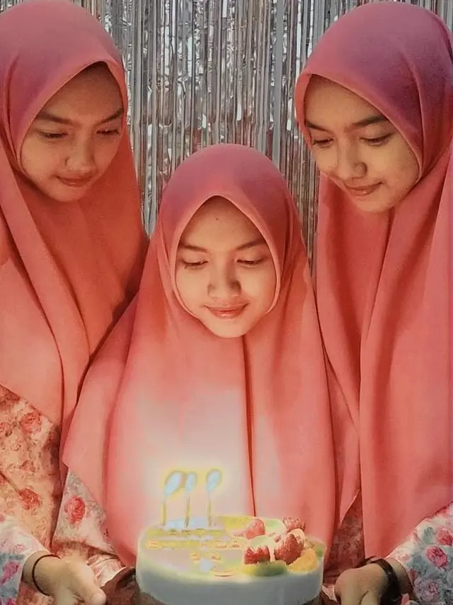 6 Potret Rizki Rizka Rizke, Gadis Kembar yang Viral Karena Dilamar Pria Kembar