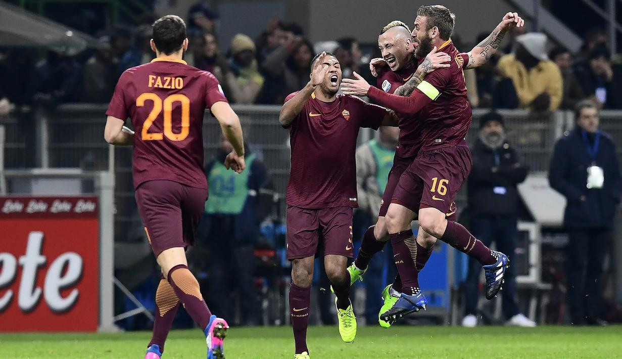 Para pemain AS Roma merayakan gol yang dicetak Radja Nainggolan ke gawang Inter Milan. Ketiga gol Roma dicetak oleh Radja Nainggolan '12, '56 dan Diego Perotti '85, sementara gol Inter dicetak oleh Mauro Icardi '81. (AFP/Miguel Medina) 