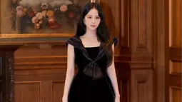 Jisoo Blackpink pun diketahui menggunakan gaun dari brand ternama Dior. Penampilannya ini pun terlihat sederhana namun tetap terkesan begitu elegan. (Liputan6.com/IG/@yg_stage)