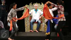 Gubernur Jateng Ganjar Pranowo saat gladi kotor sebelum pementasan ketoprak Menyatukan Kembali Nusantara di GKJ, Jakarta, Minggu (21/8). Ketoprak tersebut menampilkan latar belakang Kerajaan Majapahit pada era Raja Hayam Wuruk. (Liputan6.com/Angga Yuniar)