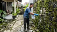 8 Trik Membersihkan Lumut Tebal dan Licin di Dinding Luar Rumah Pakai Garam Krosok, Rontok Seketika