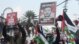 Pengunjuk rasa dari kalangan jurnalis, mahasiswa, dan warga melakukan aksi solidaritas menentang pencegatan kapal-kapal yang berpartisipasi dalam armada Global Sumud Flotilla, sebuah misi bantuan kemanusiaan warga sipil ke Gaza melalui laut, di Bandung, Jawa Barat, pada Selasa 19 Mei 2026. (Timur Matahari/AFP)