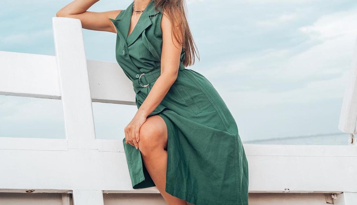 Long Dress lebih sering dipakai wanita 39 tahun itu dalam berbagai pemotretan dan acara resmi. Sedangkan untuk liburan dan acara santai, Luna Maya kerap mengenaka atasan dan bawahan. (Liputan6.com/IG/@lunamaya).
