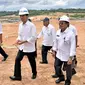 Presiden Jokowi (tengah) didampingi para menteri meninjau proyek pembangunan Jalan Tol Balikpapan-Samarinda di Desa Karangjoang, Kalimantan Timur, (24/3). Proyek sempat terhenti selama 5 tahun namun kini dilanjutkan kembali. (Setpres/ Agus Suparto)