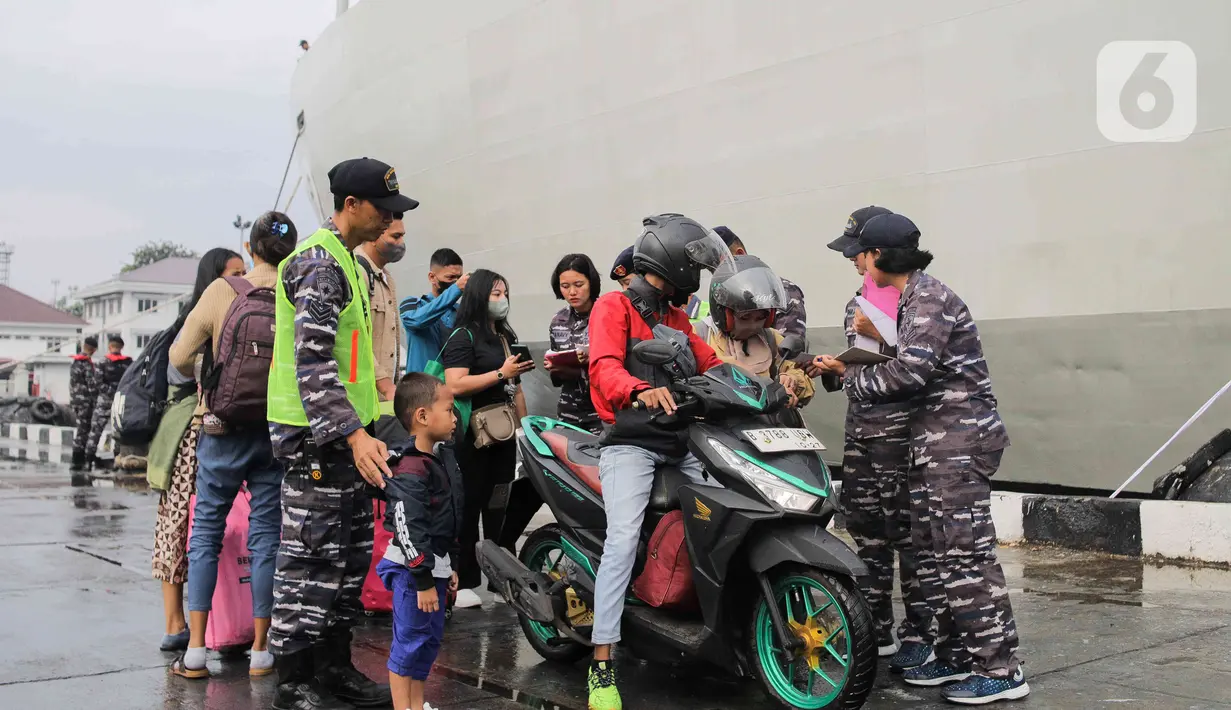 Tentara Nasional Indonesia Angkatan Laut (TNI AL) memberangkatkan 861 pemudik menggunakan Kapal Perang Republik Indonesia (KRI) Banjarmasin-592 dari Komando Lintas Laut Militer (Kolinlamil). (Liputan6.com/Herman Zakharia)
