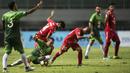 Gelandang PS TNI, Guntur Triaji, terjatuh saat berebut bola dengan gelandang Semen Padang, Riko Simanjuntak, pada laga Liga 1 di Stadion Pakansari, Bogor, Minggu (30/7/2017). PS TNI menang 2-1 atas Semen Padang. (Bola.com/Vitalis Yogi Trisna)