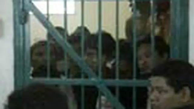 Ratusan tahananan yang mendekam di sel PN Medan, Sumut, mengamuk. Ini terjadi lantaran mereka kepanasan terkurung di rungan sempit yang pengap.