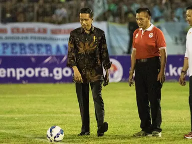 Presiden Joko Widodo bersiap menendang bola untuk meresmikan pembukaan Piala Kemerdekaan di Stadion Maulana Yusuf, Serang, Sabtu (15/8/2015). (Bola.com/Vitalis Yogi Trisna)