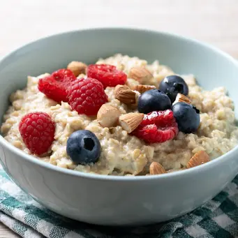 Oatmeal efektif menurunkan kadar kolesterol dalam darah setelah makan makanan bersantan. (Sumber: Freepik/chandlervid85).