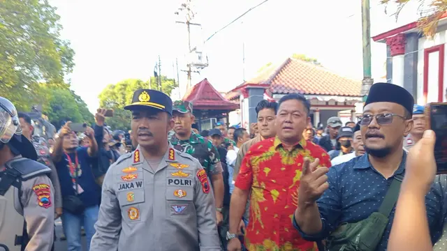 Kapolresta Pati damping Ketua DPRD Pati temui massa MPB.