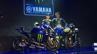 Pembalap Monster Energy Yamaha, Valentino Rossi (kanan) dan Maverick Vinales, meluncurkan motor baru untuk MotoGP 2019 di Hotel Four Season, Jakarta, Senin (4/2/2019). (Bola.com/Benediktus Gerendo Pradigdo)