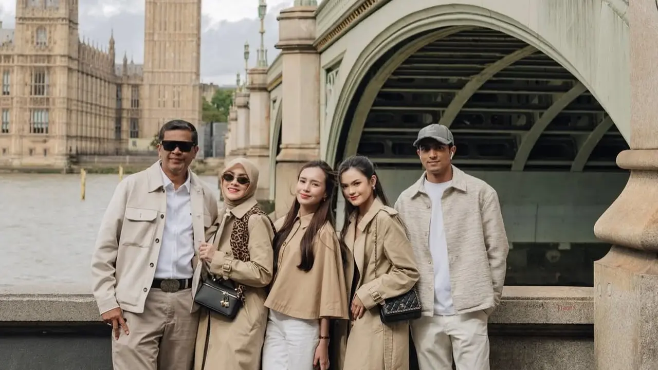Liburan Akhir Tahun ke London, Gaya Beby Tsabina & Keluarga Tampil Kompak dalam Layering Nuansa Nude