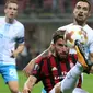 Gelandang AC Milan, Fabio Borini, menendang bola saat pertandingan melawan Rijeka pada laga Liga Europa di Stadion San Siro, Milan, Kamis (28/9/2017). AC Milan menang 3-2 atas  Rijeka. (AP/Matteo Bazzi)