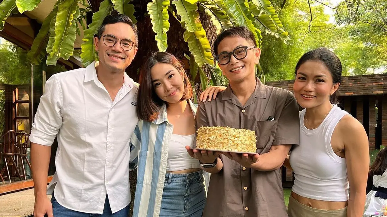 [Fimela] Gisella Anastasia Tampil Mesra dengan Rino Soedarjo, Kehadiran Wijin Bikin Netizen Salfok