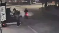 Wanita di Bekasi Dipepet Kawanan Begal hingga Jatuh, Motor Dirampas
