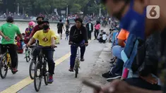 Pesepeda melintasi area pedestrian Danau Sunter, Jakarta, Sabtu (27/6/2020). Meski tidak tersedia lajur khusus untuk sepeda, namun pesepeda tetap terlihat melintas di area pedestrian Danau Sunter, Jakarta. (Liputan6.com/Helmi Fithriansyah)