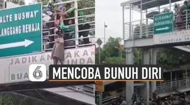 Beredar video seorang perempuan nekat mencoba bunuh diri dari atas jembatan penyebrangan. Beruntung aksi itu masih bisa digagalkan oleh driver ojek online dan petugas bus Transjakarta.