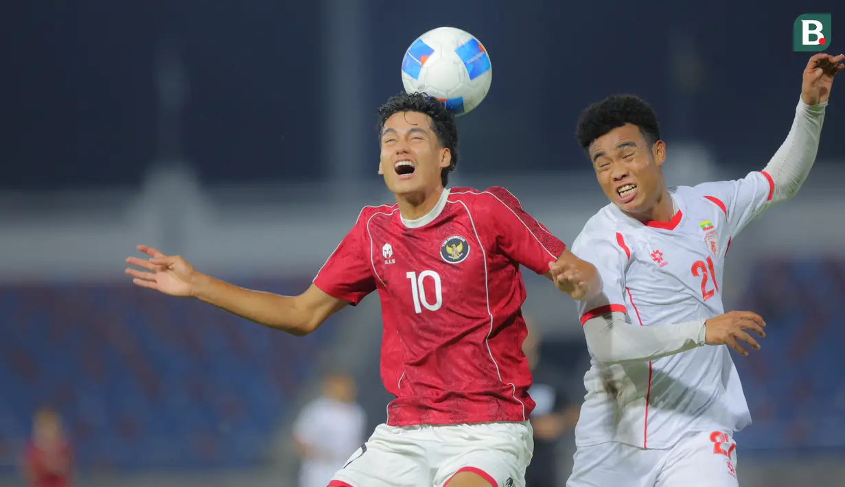 Duel pemain Timnas Indonesia U-22, Rafael Struick dengan pemain Myanmar U-22 pada pertandingan SEA Games 2025 di 700th Anniversary Stadium, Chiang Mai, Jumat (12/12/2025). (Bola.com/Bagaskara Lazuardi)