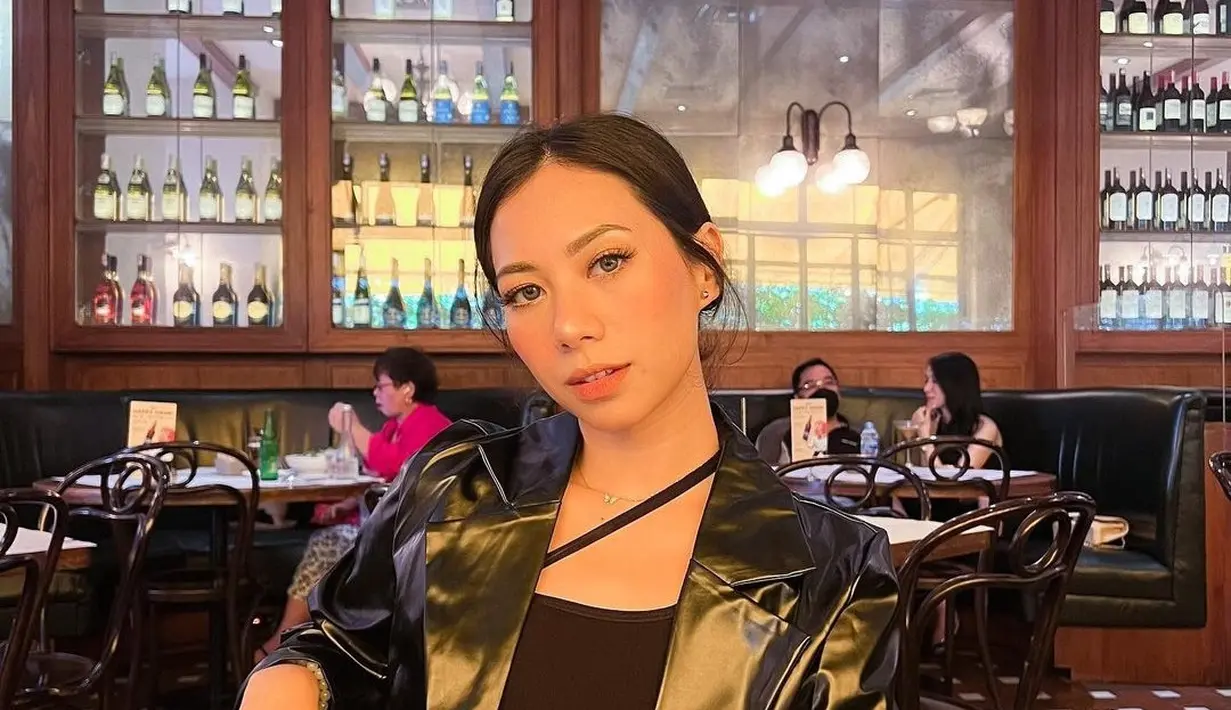 Sukses di bidang kecantikan, Abel Cantika tak hentinya mendapatkan endorsement yang juga jadi kesibukan utamanya. Melihat potret Abel memakai pakaian serba hitam tak sedikit netizen yang menyebutnya mirip dengan aktris Marvel America Chavez. (Liputan6.com/IG/@abellyc).