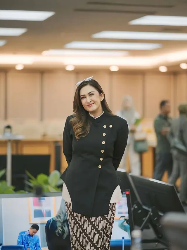 6 Inspirasi Outfit Wanita 40 Tahunan ala Nafa Urbach, Elegan dan Stylish