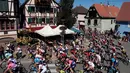 Para pebalap berlomba mengayuh sepeda mereka pada etape kelima Tour de France di Colmar, Prancis, Rabu (10/7/2019). Peter Sagan menjuarai etape kelima Tour de France setelah melewati rute sepanjang 175,5 Km dari Saint-Dié-des-Vosges ke Colmar. (AP Photo/Thibault Camus)