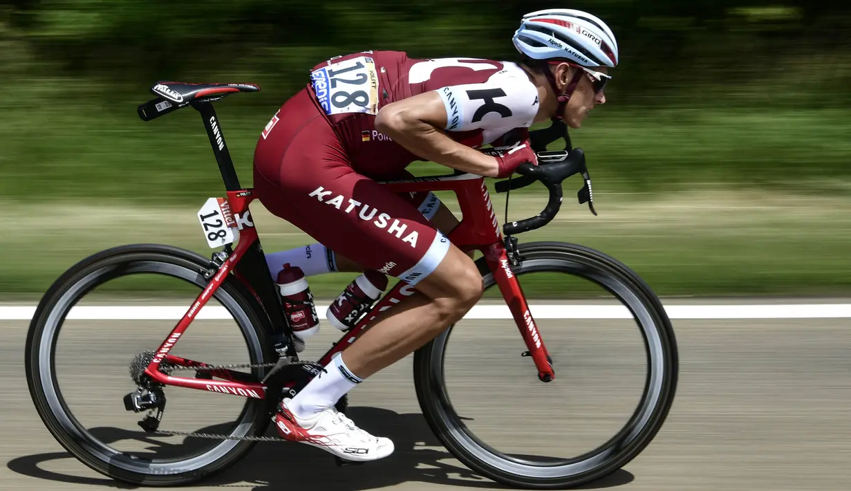 Pebalap Jerman, Nils Politt, memacu sepedanya saat stage ketiga balapan Tour de France di Longwy, Prancis, Minggu (2/7/2017). Stage ketiga menempuh kota Verviers,  Belgia hingga Longwy, Prancis yang berjarak 212,5 kilometer. (AFP/Philippe Lopez)