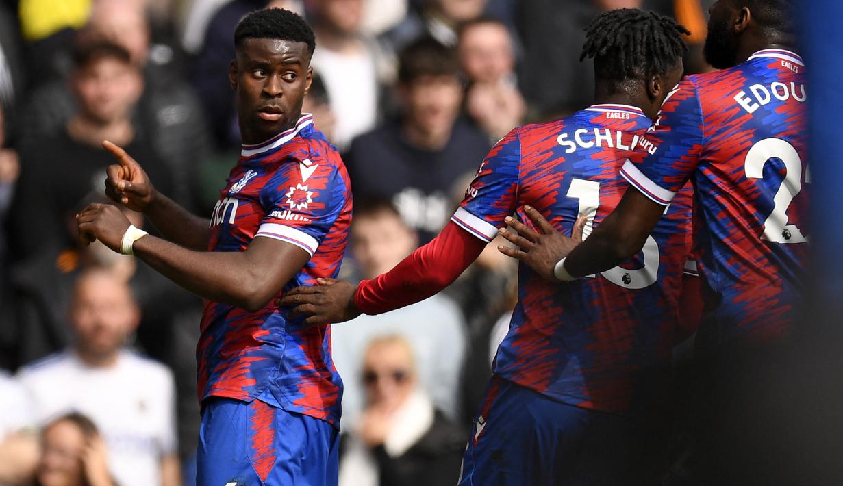<p>Selebrasi Bek Crystal Palace, Marc Guehi (kiri), setelah mencetak gol ke gawang Leeds United pada laga Liga Inggris 2022/2023 di Elland Road, Leeds (9/4/2023). Marc Guehi dapat diandalkan Arsenal sebagai pelapis sepadan di sektor bek tengah yang kini ditempati Gabriel Magalhaes dan William Saliba. The Gunners mesti bersaing dengan Manchester United untuk mendapatkan jasa pemain milik Crystal Palace yang baru saja melakoni debut bersama Timnas Inggris tersebut. (AFP/Oli Scarff)</p>