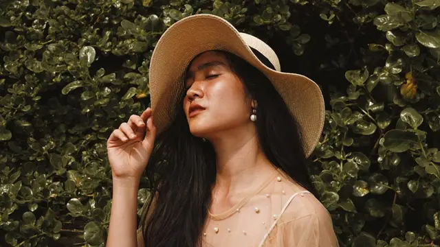 FOTO: Gaya Febby Rastanty Pakai Topi Pantai, Tampil Mempesona