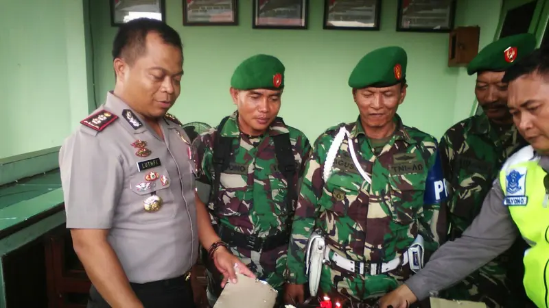 Kado Manis Polisi Brebes buat TNI Saat HUT ke-71